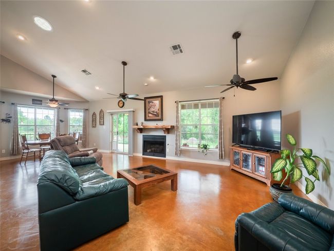 209 Old Sayers Rd, House other with 3 bedrooms, 2 bathrooms and 4 parking in Elgin TX | Image 9