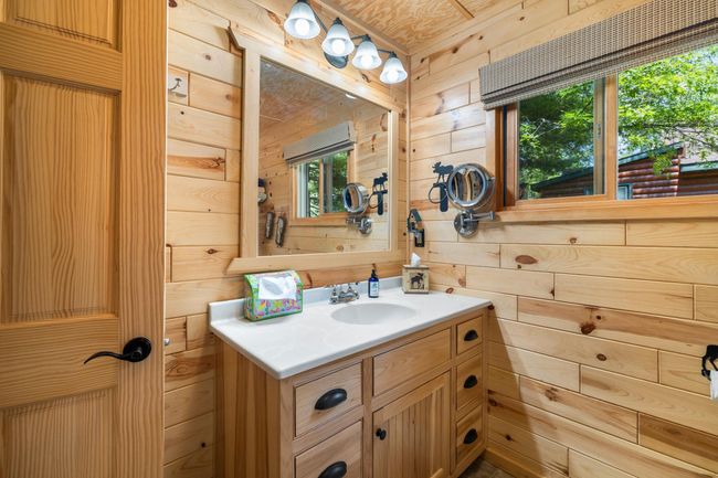 Cabin bathroom | Image 20