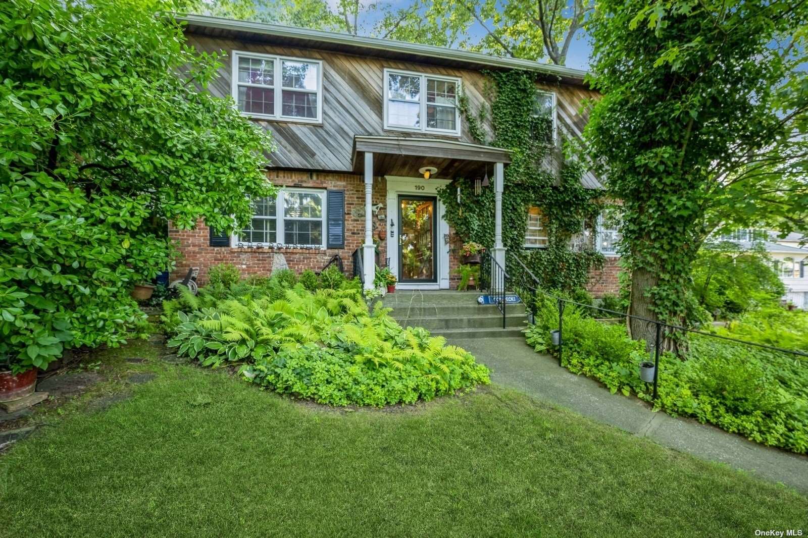 Cow Neck Rd, Port Washington, NY 11050