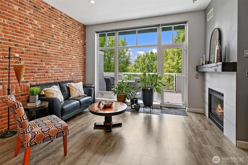 apt-302-17 W Mercer St, Seattle, WA, 98119-5910 | Card Image