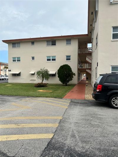 N220 - 5300 Washington St, Condo with 2 bedrooms, 2 bathrooms and null parking in Hollywood FL | Image 2