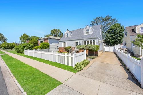190 Sylvester St, Westbury, NY, 11590-3908 | Card Image