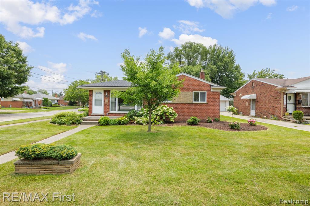 10 Mile Rd, Eastpointe, MI 48021
