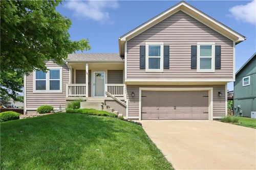 1004 Pumpkin Ridge St, Gardner, KS, 66030-2204 | Card Image