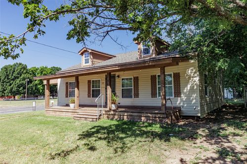 101 N Hubbard St, Alvord, TX, 76225-6329 | Card Image