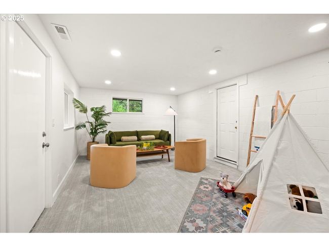 Family Room-Lower | Image 32