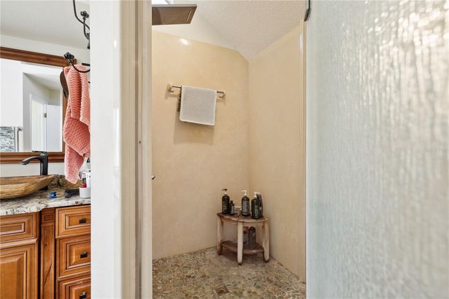 Upstairs Bathroom | Image 24