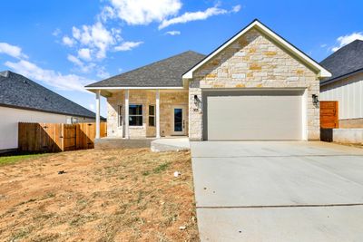 305 Winston Dr, Home with 3 bedrooms, 2 bathrooms and 2 parking in Fredericksburg TX | Image 2