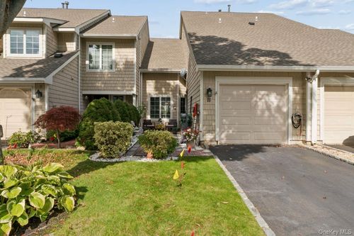 11 Oakmont Ln, Bay Shore, NY, 11706-8849 | Card Image