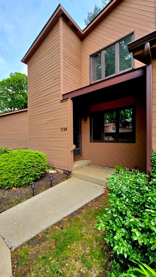 1724 Earthstone Dr, Valparaiso, IN, 46383 | Card Image