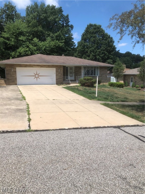 Donna Rae Dr, Seven Hills, OH 44131