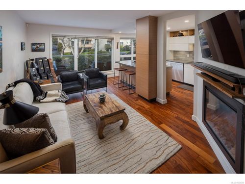 202-1501 Richmond Ave, Victoria, BC, V8R4P7 | Card Image