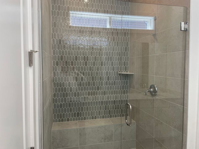 Expansive primary shower | Image 14