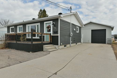 785 Eighth St, Renfrew, ON, K7V1B5 | Card Image