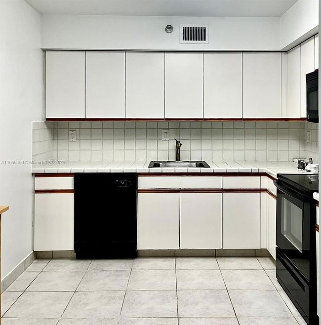 APT-1711 - 3530 Mystic Pointe Dr, Condo with 2 bedrooms, 2 bathrooms and null parking in Aventura FL | Image 4