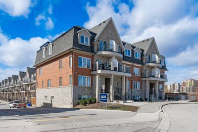 401 - 2420 Baronwood Dr, Condo with 2 bedrooms, 2 bathrooms and 2 parking in Oakville ON | Image 2