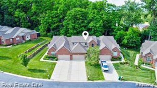 9572 Kingsway Cir, Clarkston, MI, 48348-5404 | Card Image