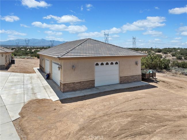 8650 Verbena Rd, House other with 4 bedrooms, 4 bathrooms and 7 parking in Oak Hills CA | Image 9