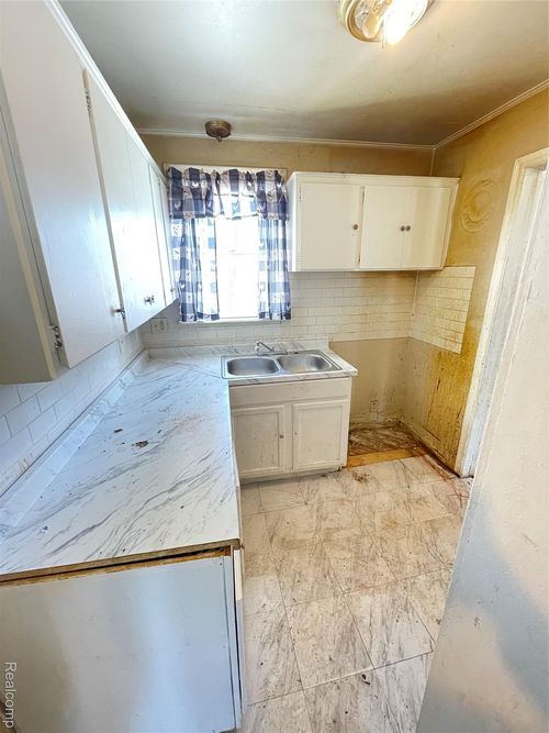 10670 Nottingham Rd, Detroit, MI, 48224-1742 | Card Image