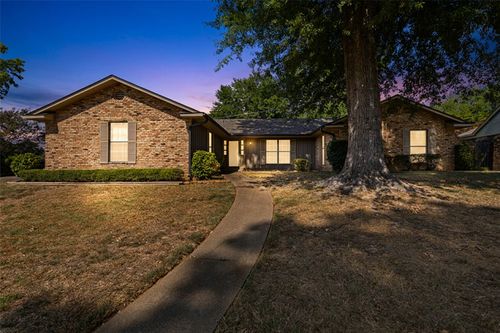 515 Berkshire Dr, Longview, TX, 75605-3704 | Card Image