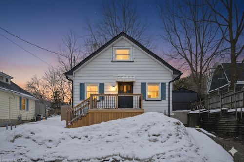 7 Riverside Dr W, Elmira, ON, N3B1P9 | Card Image