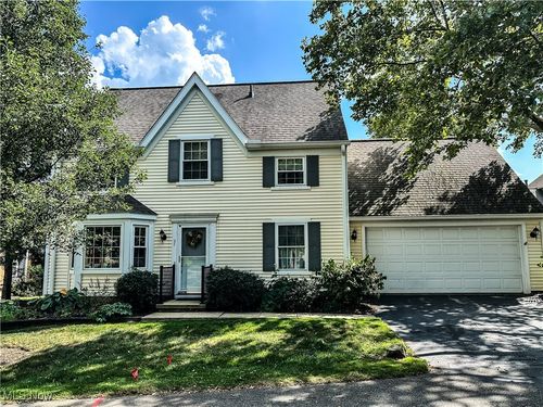27 Hudson Common Dr, Hudson, OH, 44236-2860 | Card Image