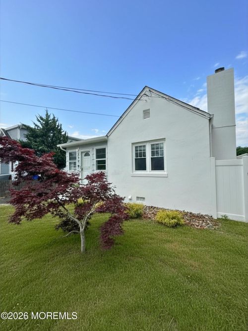 484 Bara St, Brick, NJ, 08723-8012 | Card Image
