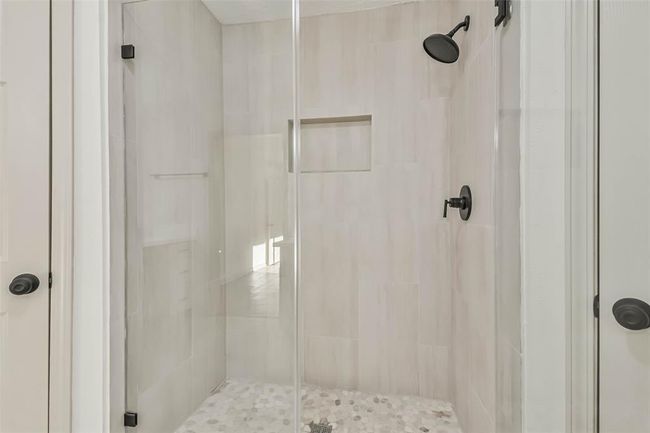 Luxurious Stand up Shower just waiting for you! | Image 22