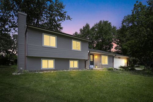 W233N6477 Kneiske Dr, Sussex, WI, 53089-3219 | Card Image