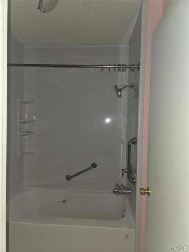 Full bathroom with tub / shower combination | Image 9