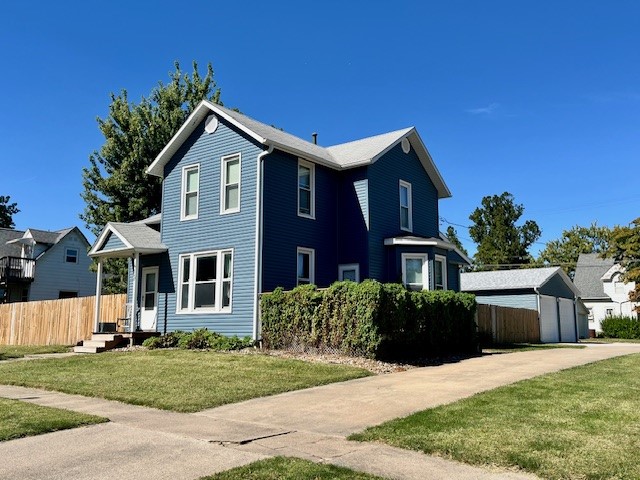 Montgomery St, Knoxville, IA 50138