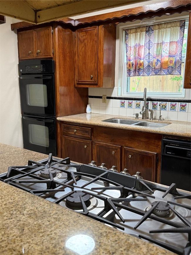 Lovely granite countertops in the kitchen! | Image 21