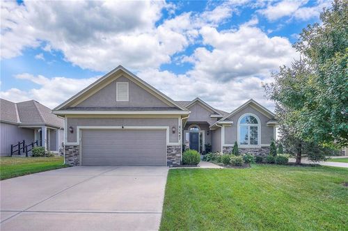 21647 W 177th Ter, Olathe, KS, 66062-8436 | Card Image