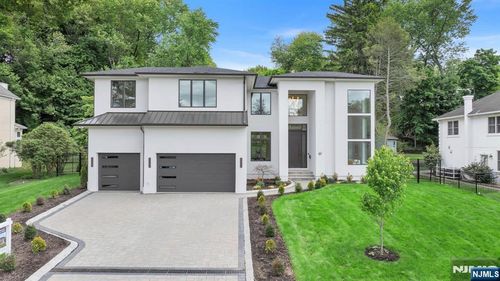 61 Macarthur Ave, Closter, NJ, 07624-2911 | Card Image