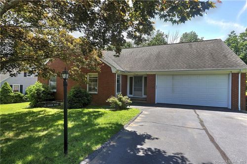 32 Koger Rd, Trumbull, CT, 06611-4140 | Card Image