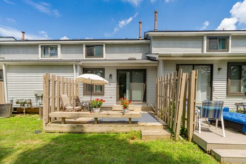 1844 N Pontiac Trl, Walled Lake, MI, 48390-3153 | Card Image