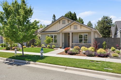 566 Canterwood Dr, Medford, OR, 97504-9164 | Card Image
