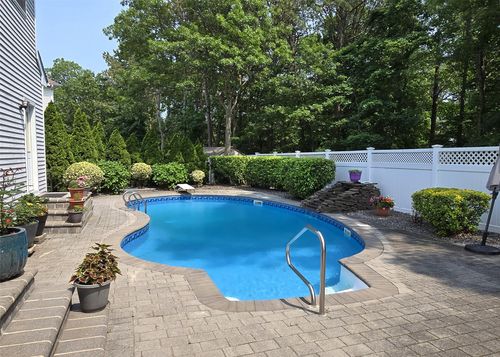 6 Hyacinth Ct, Holtsville, NY, 11742-2530 | Card Image