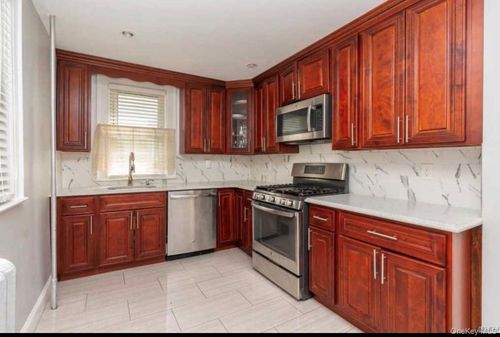 19 Hamilton Pl, Hempstead, NY, 11550-6211 | Card Image