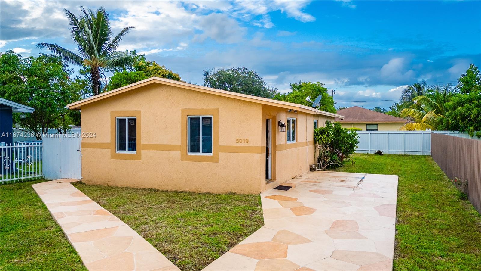 24th St, West Park, FL 33023