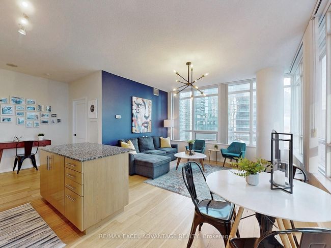 1305 - 65 Bremner Blvd, Condo with 3 bedrooms, 2 bathrooms and null parking in Toronto ON | Image 7