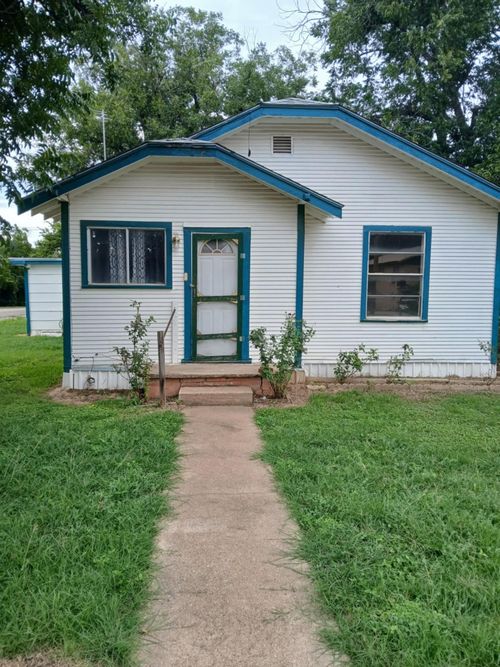 501 E 10th St, Coleman, TX, 76834-6622 | Card Image