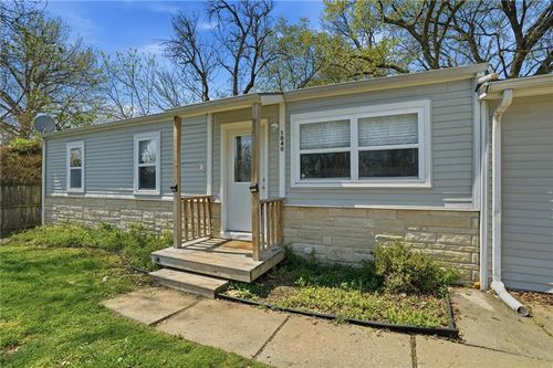 1040 S Cottonwood St, Ottawa, KS, 66067-3141 | Card Image