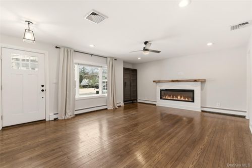 9 Hinton Ave, Babylon, NY, 11702-1407 | Card Image