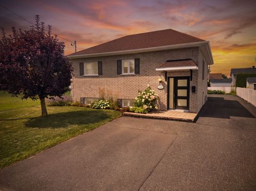 5310 Rue Gisèle, House with 3 bedrooms, 2 bathrooms and null parking in Drummondville QC | Card Image