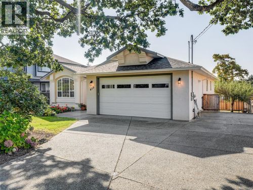 877 Beckwith Ave, Victoria, BC, V8X3S2 | Card Image