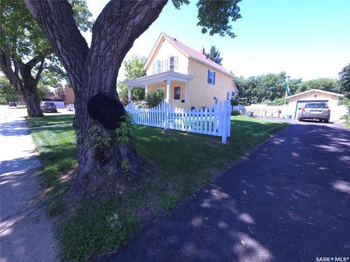 36 21st St E, Prince Albert, SK, S6V1L8 | Card Image