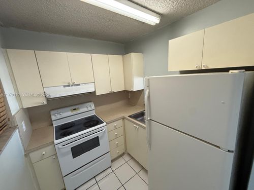 apt-207-1051 Sw 1st St, Miami, FL, 33130-1037 | Card Image