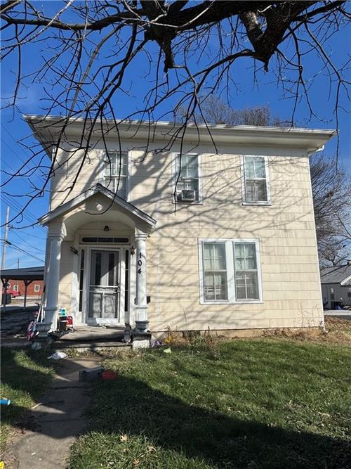 104 E Colt St, Windsor, MO, 65360-1806 | Card Image
