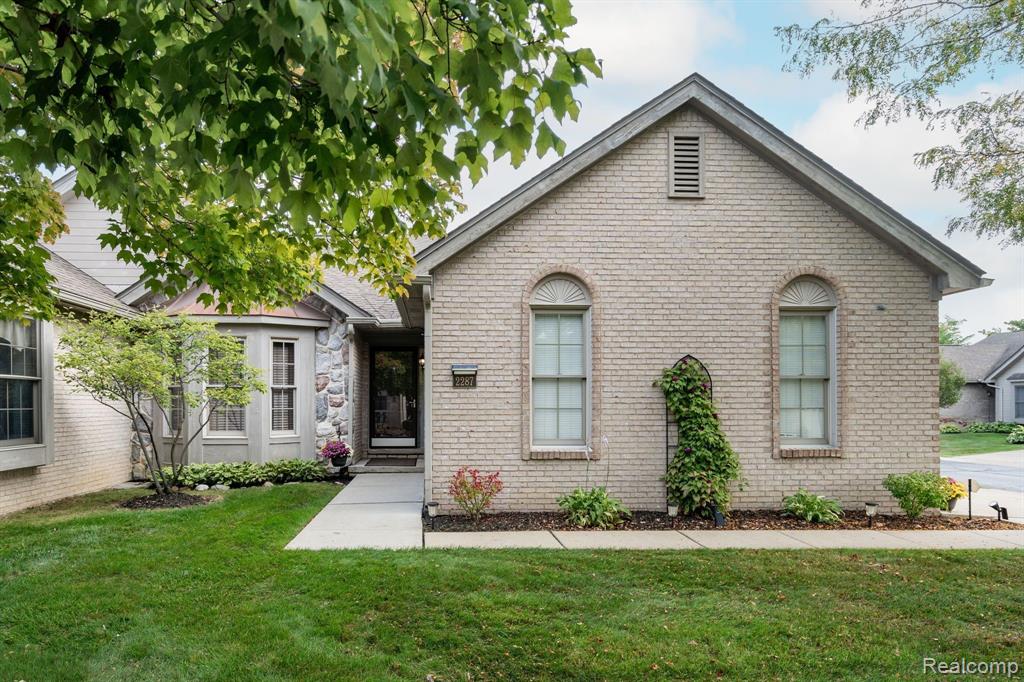 Westmont Cir, Sterling Heights, MI 48310